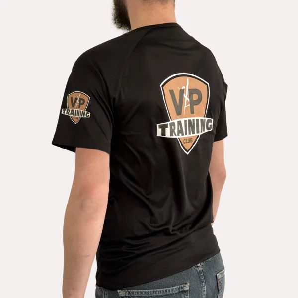 Vue de dos du t-shirt noir VP TRAINING CLUB avec logo au dos et sur la manche gauche